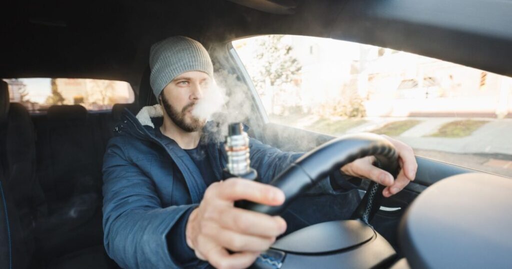 Conducir distraído: ¿Por qué vapear podría ser tu mayor riesgo vial hasta el momento?