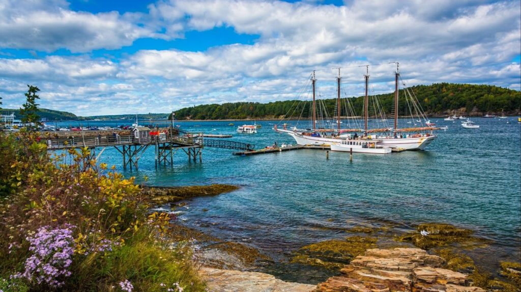 5 pequeñas ciudades costeras del Atlántico ideales para trabajar remoto en verano »