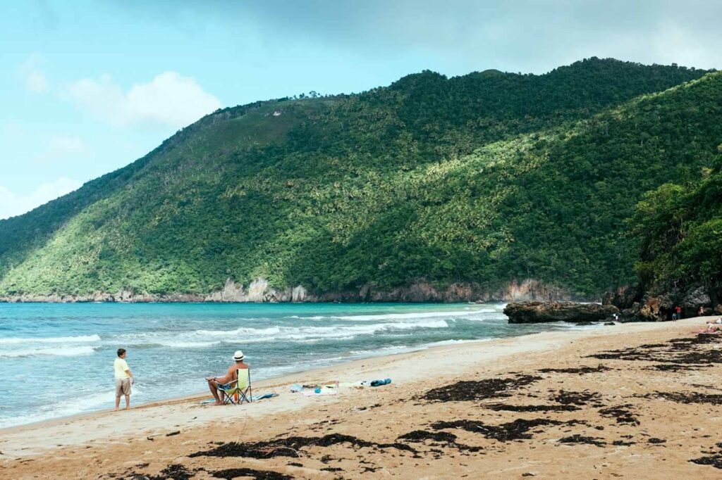 Las 5 experiencias en Playa El Valle, Samaná, que demuestran que el mejor relax del Caribe está lejos de las multitudes »