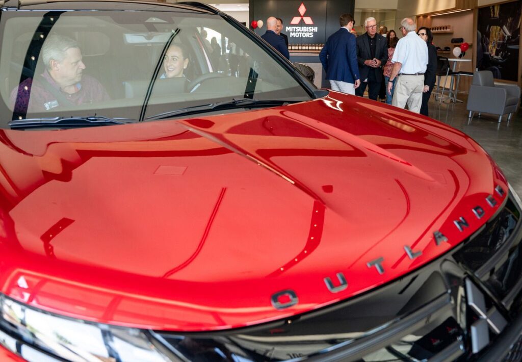 Mitsubishi inaugura su primer concesionario tipo galería en EE. UU. e introduce una experiencia de venta minorista modernizada »